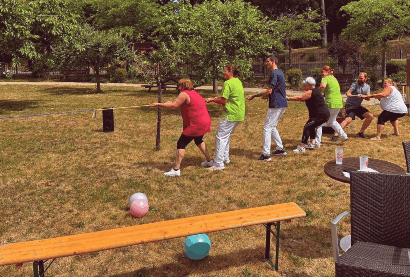 Das Team von Haus LebensWert beim Tauziehen während des gemeinsamen Sportfests mit der Werkstatt.