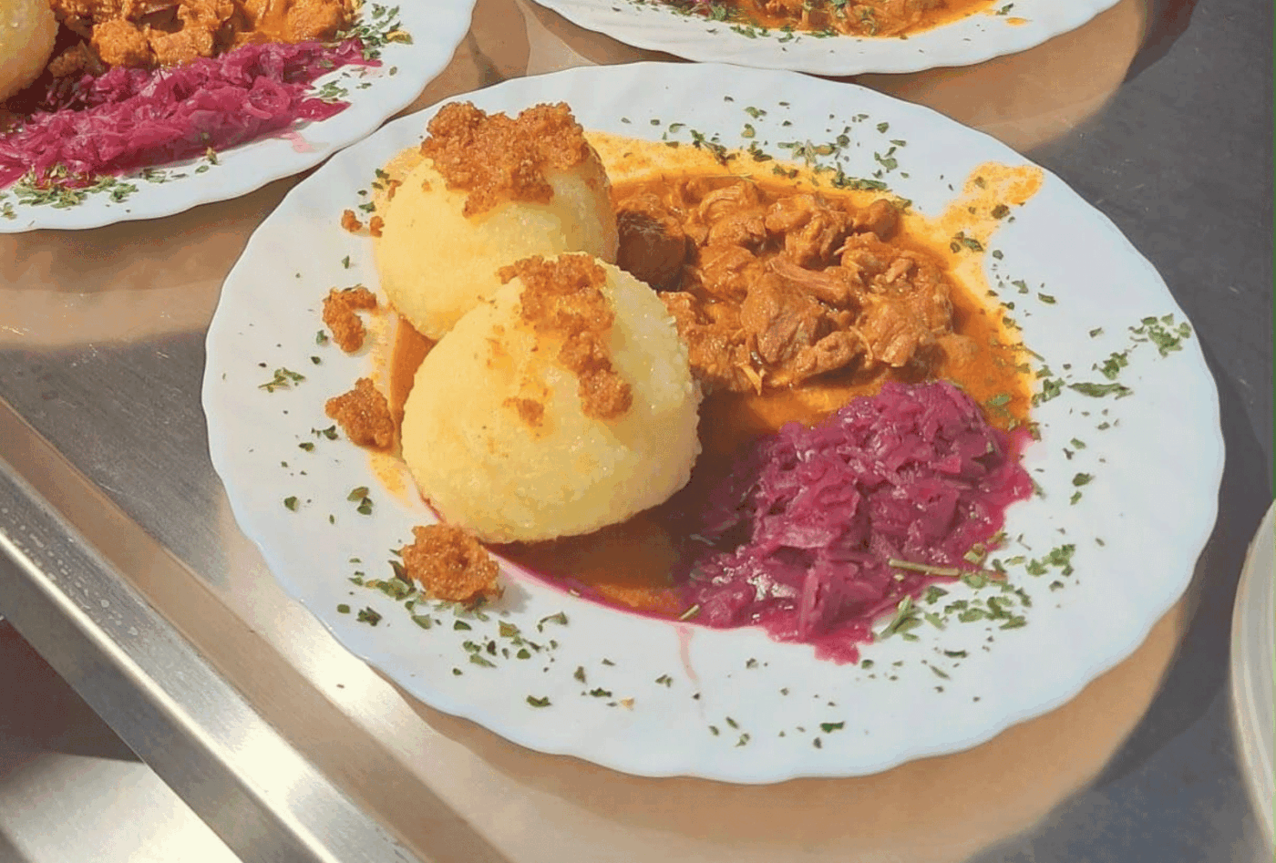 Thüringer Klöße mit Gulasch und Rotkohl beim Hütesfest im Haus LebensWert.